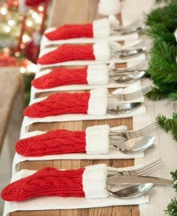 Punaiset sukat ompelevat juhlalliset ruokailuvälinepussi jouluksi
