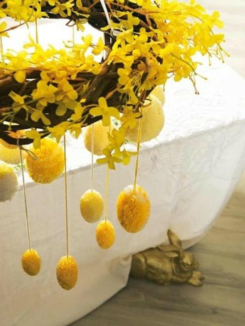 Juhla -sisustusideoita pääsiäispuutarhan roikkuvaan munaseppeleen