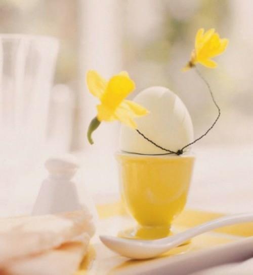 Juhla -sisustusideoita pääsiäisen keltaiselle munankuoren keraamille