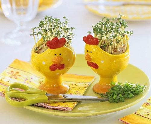 Juhla -sisustusideoita Pääsiäisen keltaiset keraamiset kanat