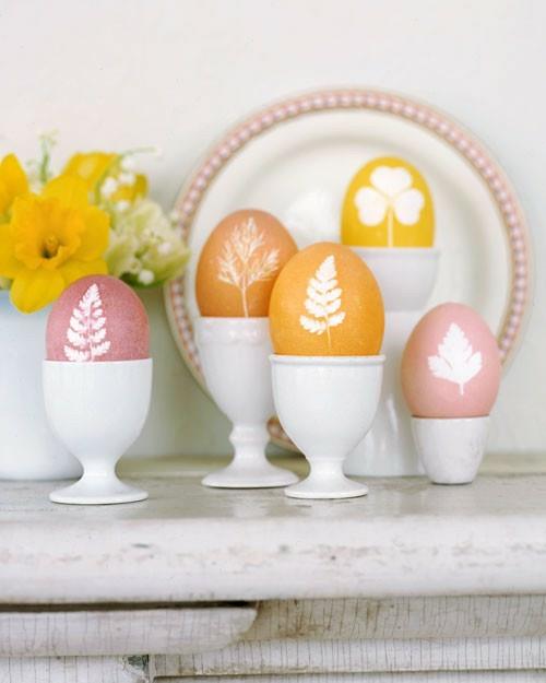 Juhlakoristeideat Pääsiäisen keltaiset pääsiäismunat keraaminen munanpidike