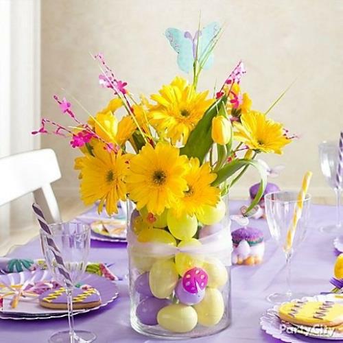 Juhla -sisustusideoita pääsiäiseksi riippuvat lasimunat keltaisia ​​kukkia