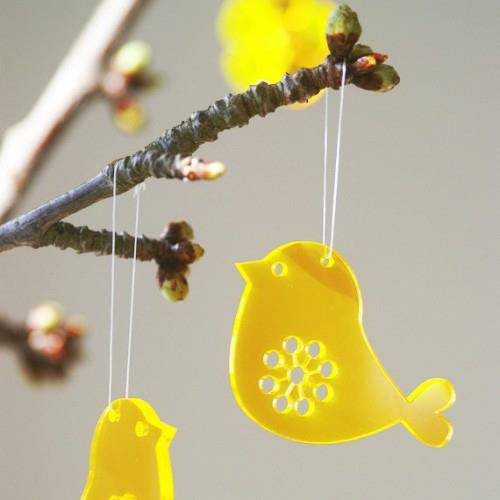 Juhla -koriste -ideoita pääsiäiseksi riippuva lintu keltainen