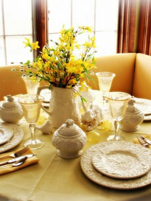 Koristeideoita pääsiäisen keraamisille lautanen keltaisille pöydille