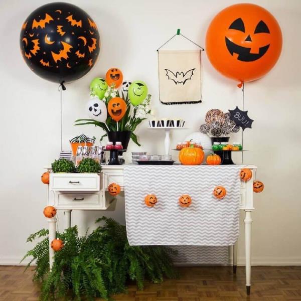 Juhlatunnelma olohuoneessa Halloween -koristelu