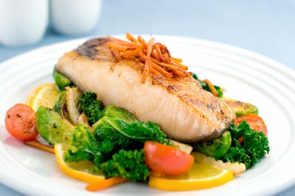 Rasvaa tappavat rasvaa polttavat elintarvikkeet rasvaisia ​​kaloja ja salaattia