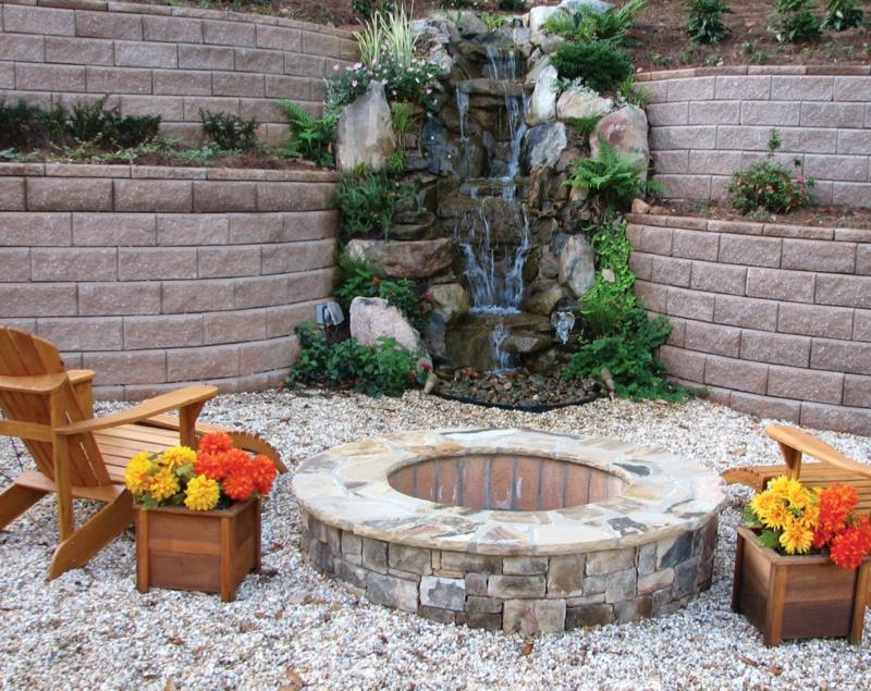Firepit rakentaa vesilähde kiviä ja sora puutarha suunnittelu viihtyisä kesäiltoina