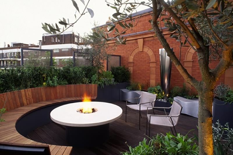 Palokaivo rakentaa modernin puutarhasuunnittelupöydän, jossa on sisäänrakennettu koristetakka