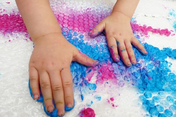 Sormi maalaa lasten käsiä sormella