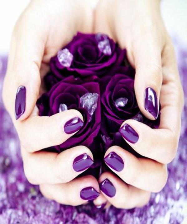 Suunnittele kuvia violetista kynsistä