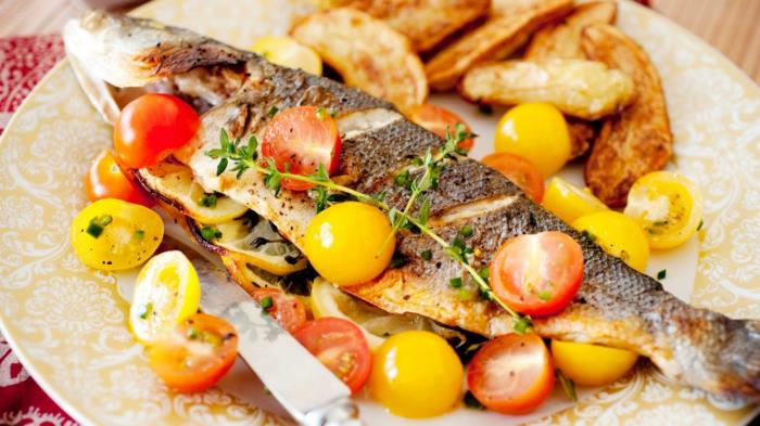 Valmista kalan tuore liha kala reseptit kreikkalaiseen tyyliin