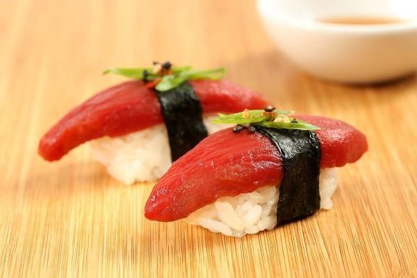 Kalattomat kalat Impossible Foodsista kehittelemässä sushia ilman oikeaa kalaa