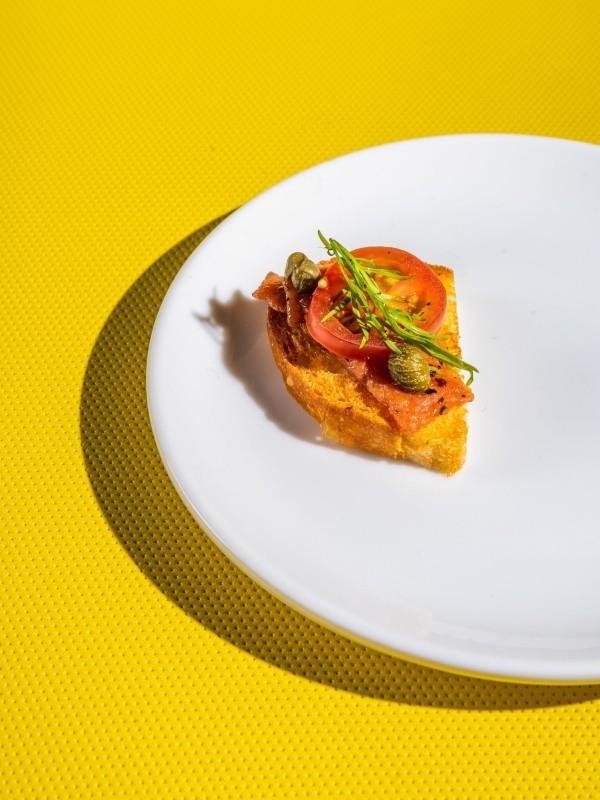 Impossible Foodsin kalaton kala kehittelemässä paahtoleipää ja lohta ilman kalaa