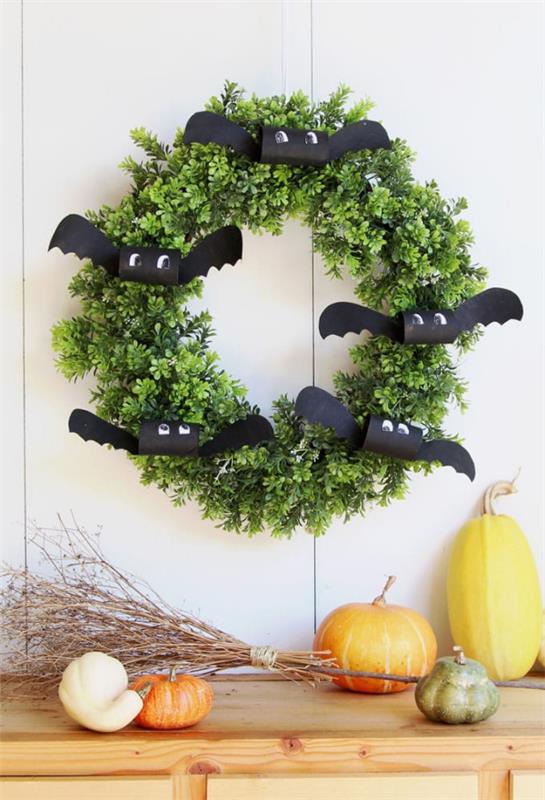 Lepakkomurha lasten kanssa Halloweenia varten - 50 lumoavaa ideaa ja ohjeita diy halloween -seppelellä lepakoilla