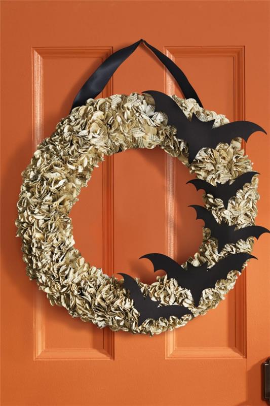Lepakkomurha lasten kanssa Halloweeniin - 50 lumoavaa ideaa ja ohjetta halloween -seppele lepakoiden oven seppeleellä