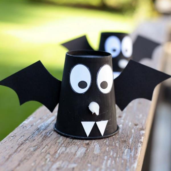 Tee lepakoita lasten kanssa Halloweeniksi - 50 lumoavaa ideaa ja ohjeita paperikupin kierrätyksestä
