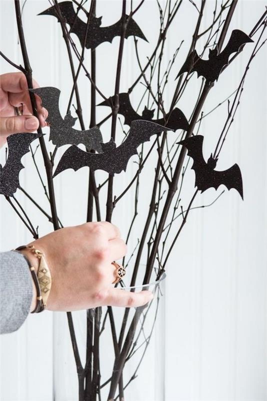 Lepakkomurha lasten kanssa Halloweenia varten - 50 lumoavaa ideaa ja ohjetta oksa koristaa halloween -lepakoita mustaksi