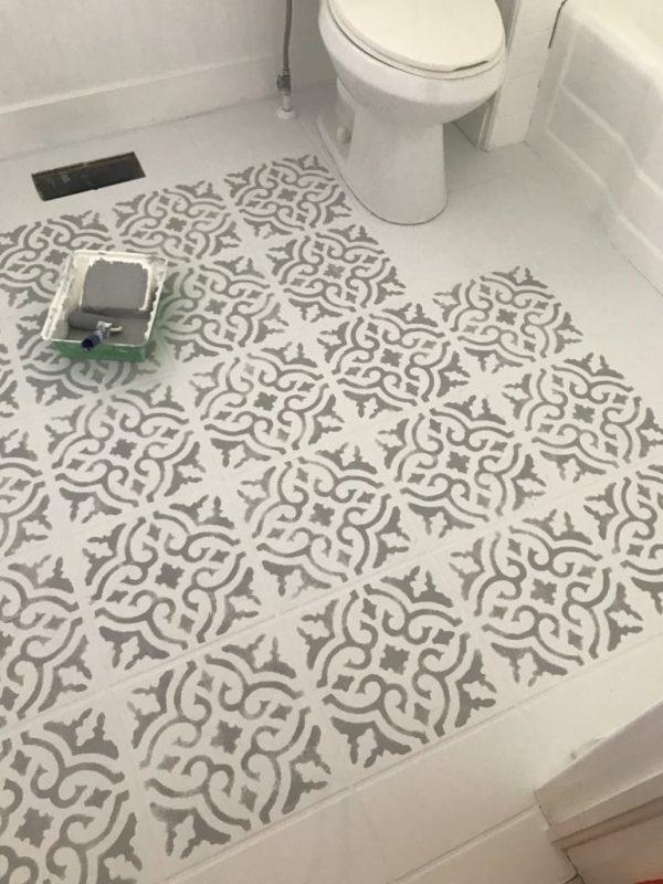 Maalauslaatat kylpyhuoneen uusiminen kylpyhuoneen laatat luomalla kuvioita