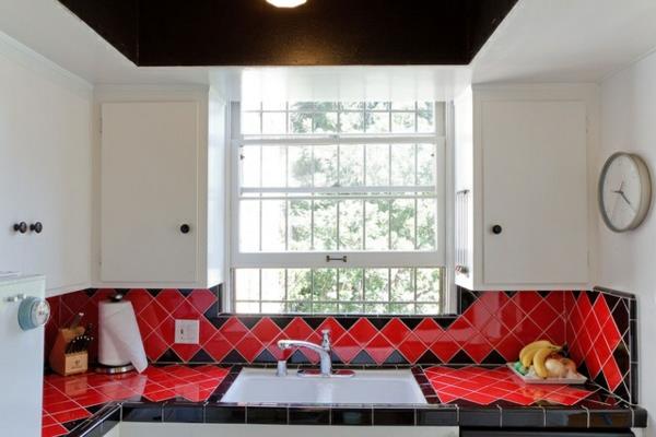 Laattalakka punainen keittiö takaseinälaattojen värit olohuoneen sohva