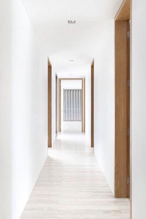 Käytävän suunnittelu valkoiset seinät visuaalinen illuusio eteinen näyttää leveämmältä