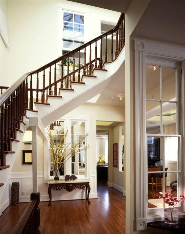 Käytäväsuunnittelu hieno talo, jossa on portaikko