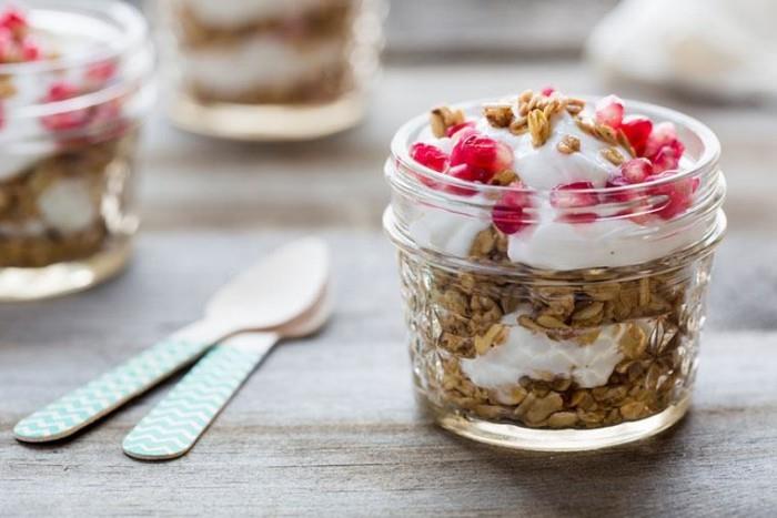 Food Trends 2020 pähkinät tuoreita hedelmiä jogurtilla, hyvällä maulla