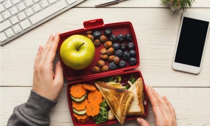 Food Trends 2020 Syö välipaloja välissä toimistossa tietokoneen edessä