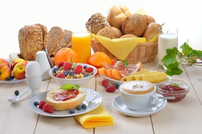 Ruokatrendit 2020 tuoretta leipää keitettyjä munia jogurtti hedelmillä terveellinen aamiainen