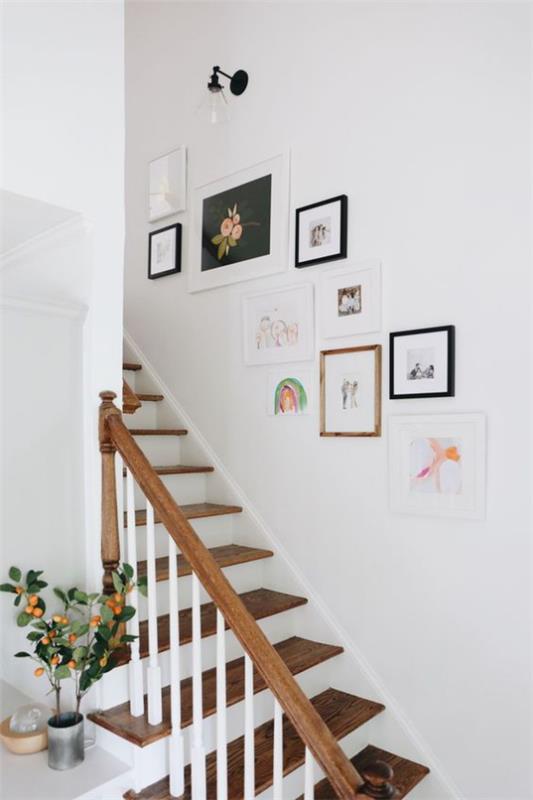 Valoseinä portaikkoon Sisäiset linjat-ripustettavat kuvat erikokoisina eri kehyksissä luovasti suunniteltuina