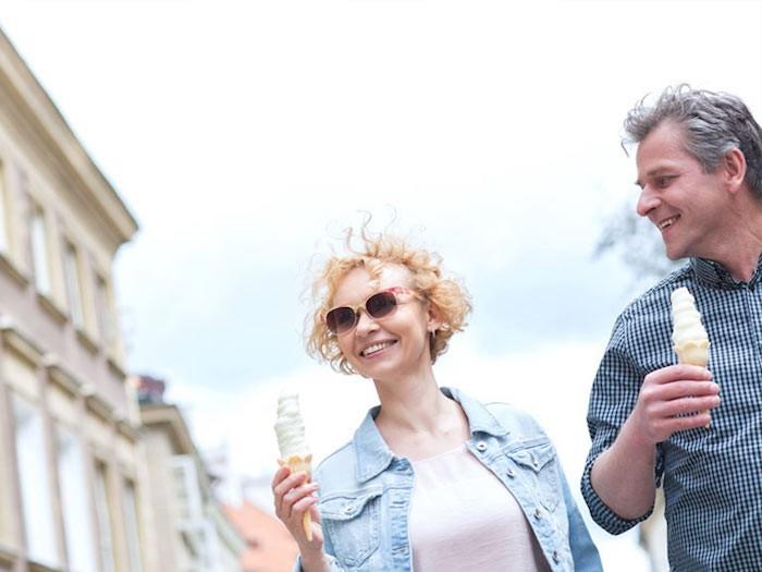 Yli 40 -vuotias nainen syö jäätelöä
