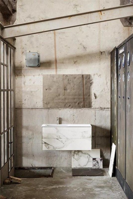 Vapaasti riippuva pesuallas, jossa on perusyksikkö, antaa tyylikkään kylpyhuoneen vintage-ilmeen marmorilla