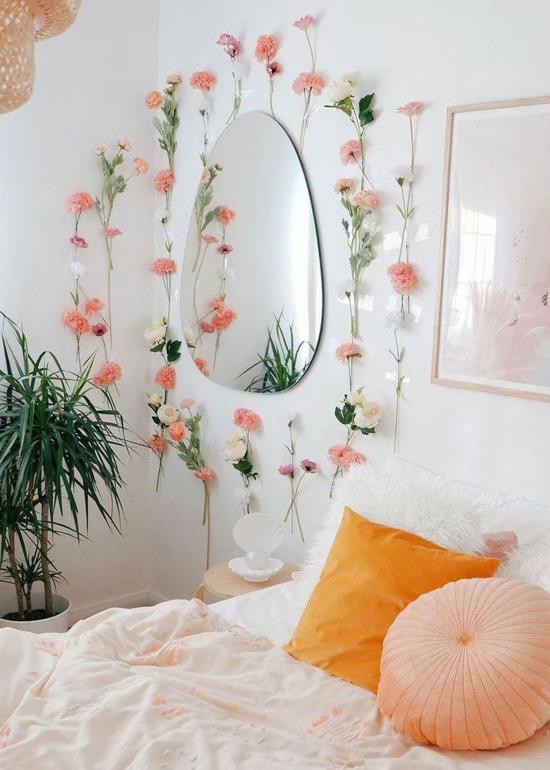Kevään sisustusideoita makuuhuoneeseen Seinäpeilit, joissa on herkkiä neilikoita, reunustavat kauniin katseenvangitsijan vahvan romantiikan