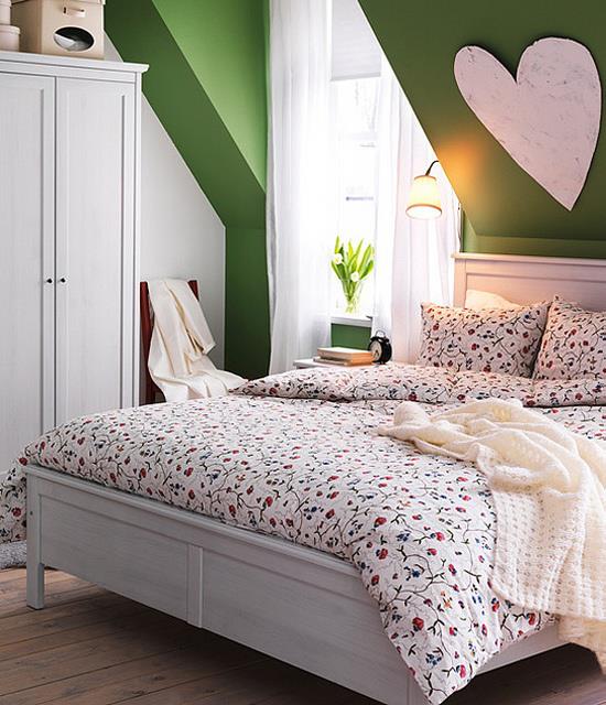 Kevään sisustusideoita makuuhuoneen kukka vuodevaatteet hieno kuvio iso sydän seinälle maljakko valkoisilla kukilla kodikas ja romanttinen ilmapiiri