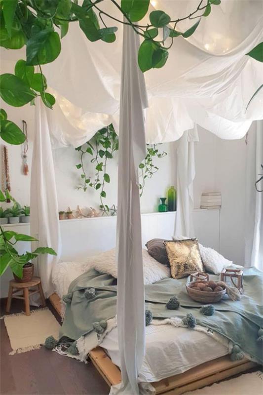 Kevään sisustusideoita makuuhuoneeseen maalaismainen tunnelma valkoinen pastellisävy mintunvihreä katto monia vihreitä kasveja