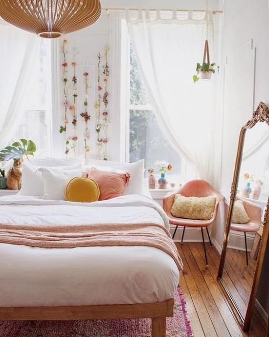 Kevään sisustusideoita makuuhuoneeseen pehmeät värit vuodevaatteet koristetyynyt kukkakoristeet seinälle sängyn yläpuolelle