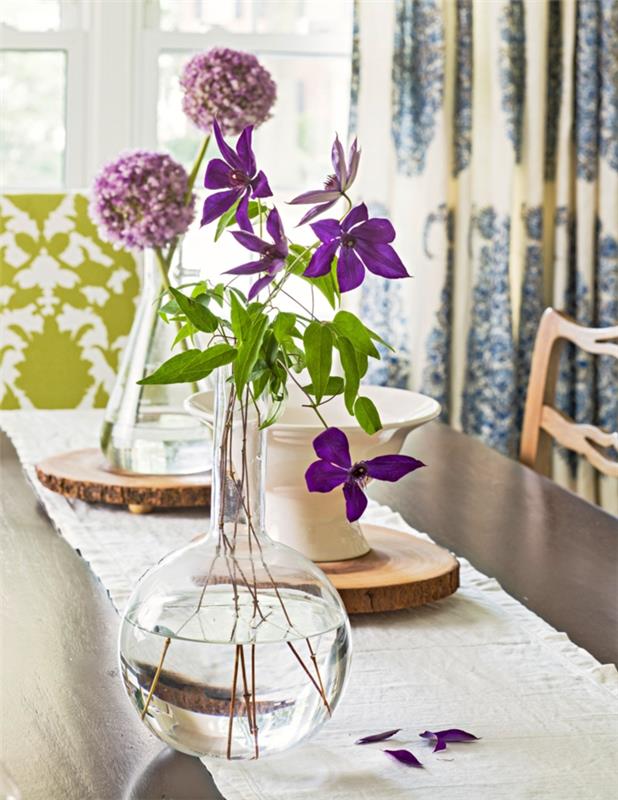 Tee kevään koristeet luonnonmateriaaleista herkkiä violetteja kukkia