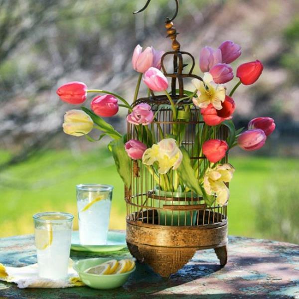 Kevätkoristeet tekevät kauniita puutarhaideoita tulppaanien tekemiseen