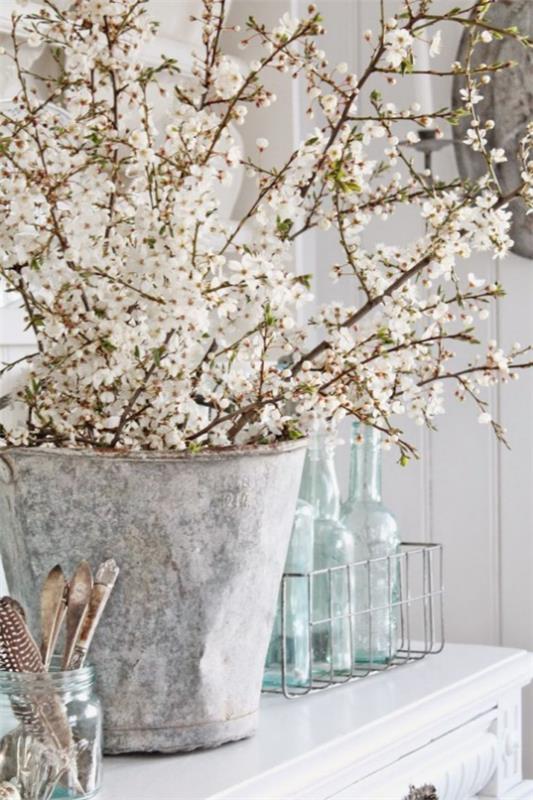 Kevään koristelu kirsikankukilla maalaismainen sisustus monet valkoisten kukkien oksat vanhassa ämpärissä