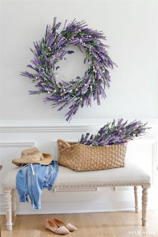 Kevään seppeleet laventelin seppele kauniit näyttävät upealta tuoksulta käytävällä
