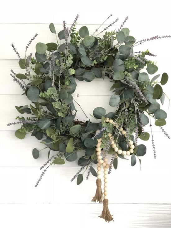 Kevään seppeleet rehevä vihreä eukalyptus lehdet laventeli varret puisia helmiä