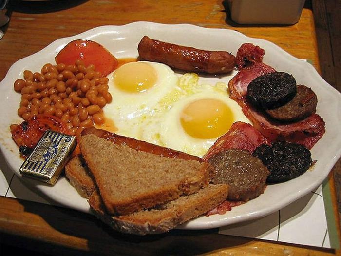 Aamiainen ideoita brittiläinen aamiainen sängyssä