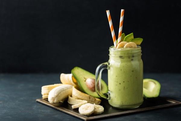 Juuri sekoitettu smoothie -banaani -avokado jogurtin tai maidon superfood -terveelliseen ruokaan