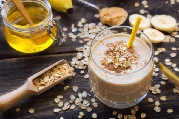 Tuore smoothie banaanimaidon kaurapuurosta terveellistä ruokaa