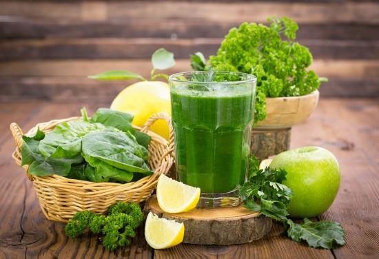 Tuore vihreä smoothie lasillisessa sitruuna -omenakasvi vihreää