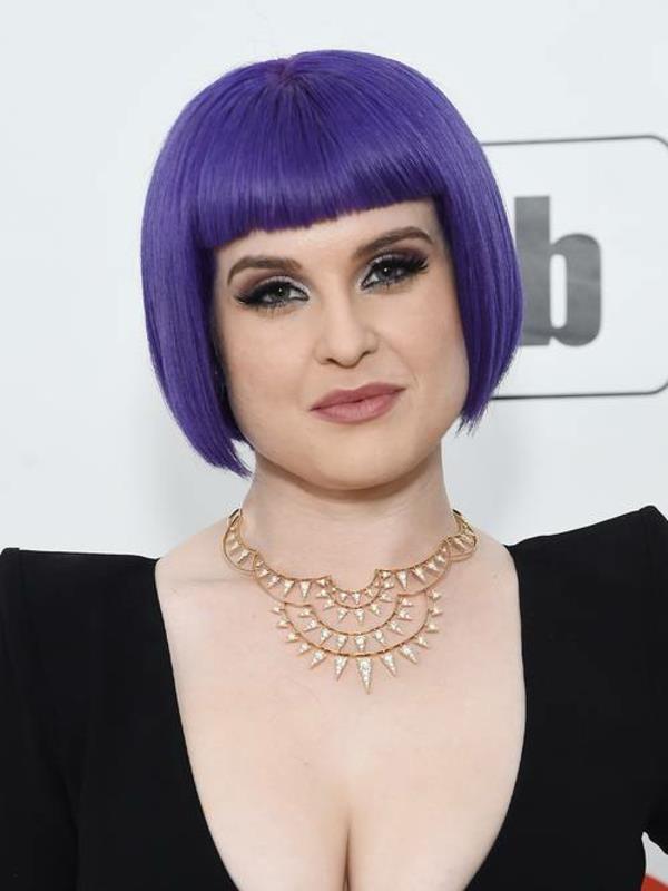 Kampaukset pyöreille kasvoille lyhyet aliarvostus violetit hiukset