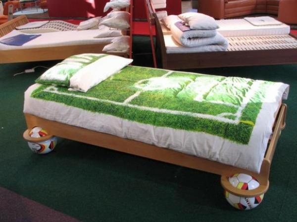 Jalkapallovuodevaatteiden koristelu kotona jalkapallofanien sänky