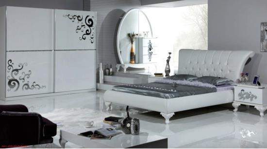 Makuuhuoneen pukeutuja näyttää hopeanväriseltä sängyltä