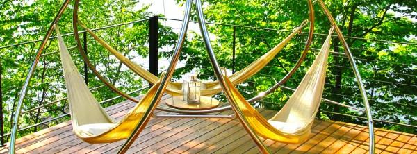 Puutarha riippuvat tuolit ja riippumatot aurinkoterassin katto