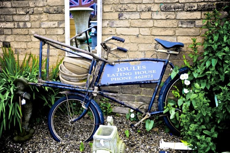 Puutarhatarvikkeet ja puutarhakoristeet vintage -tyylinen polkupyörä