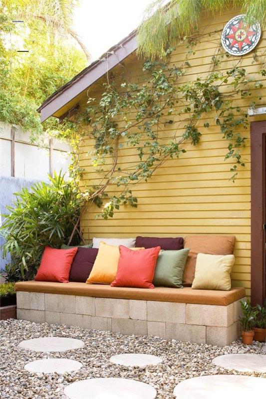 Koristele puutarhapenkki - ideoita ja vinkkejä maagiseen puutarhaan, joka tuntuu yksinkertaiselta koristeluun tyynyillä